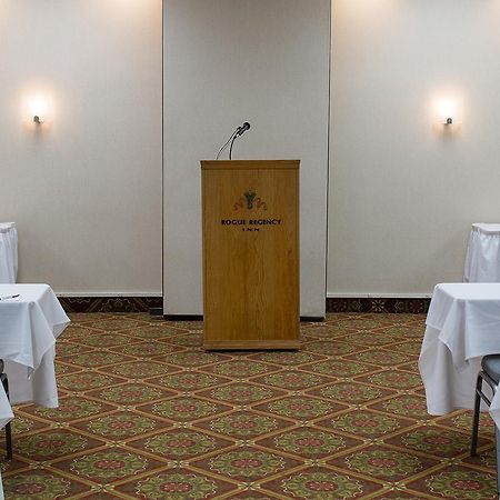 Rogue Regency Inn & Suites Medford Bagian luar foto
