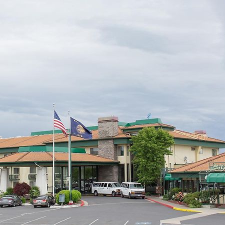 Rogue Regency Inn & Suites Medford Bagian luar foto