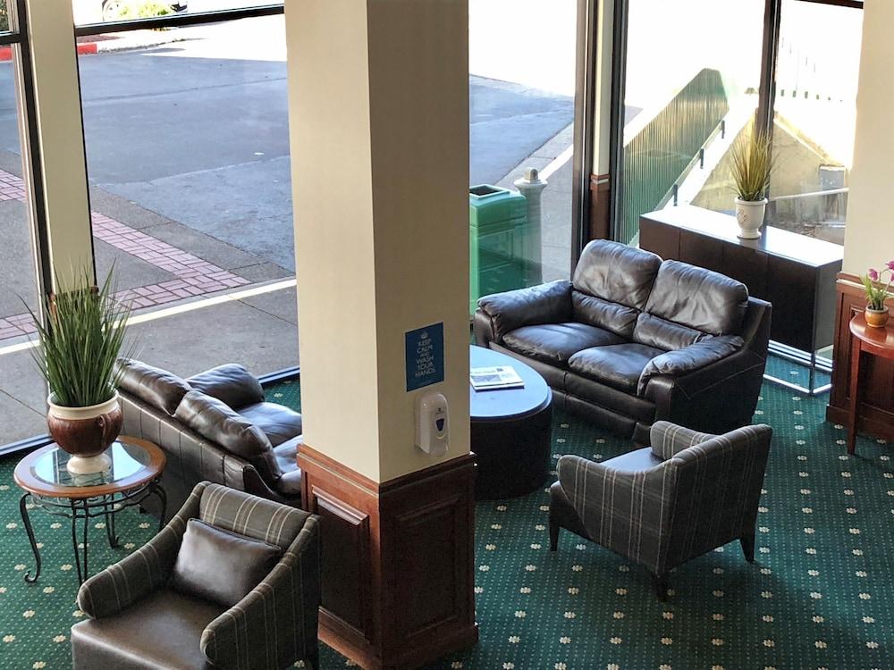 Rogue Regency Inn & Suites Medford Bagian luar foto