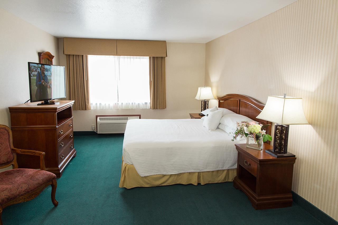 Rogue Regency Inn & Suites Medford Bagian luar foto