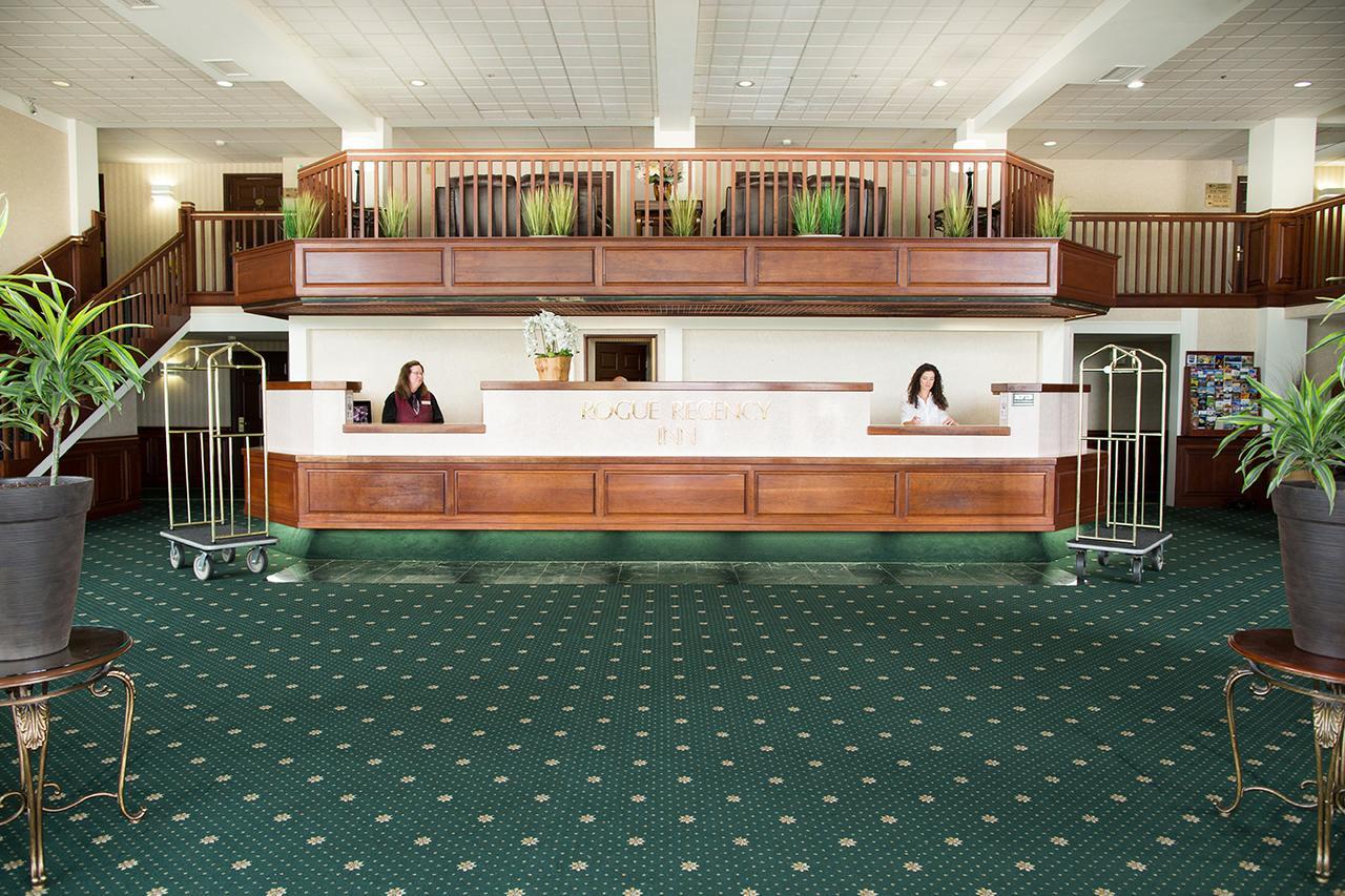 Rogue Regency Inn & Suites Medford Bagian luar foto