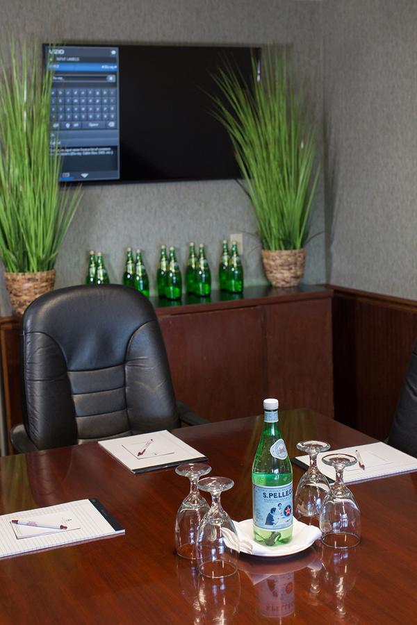 Rogue Regency Inn & Suites Medford Bagian luar foto