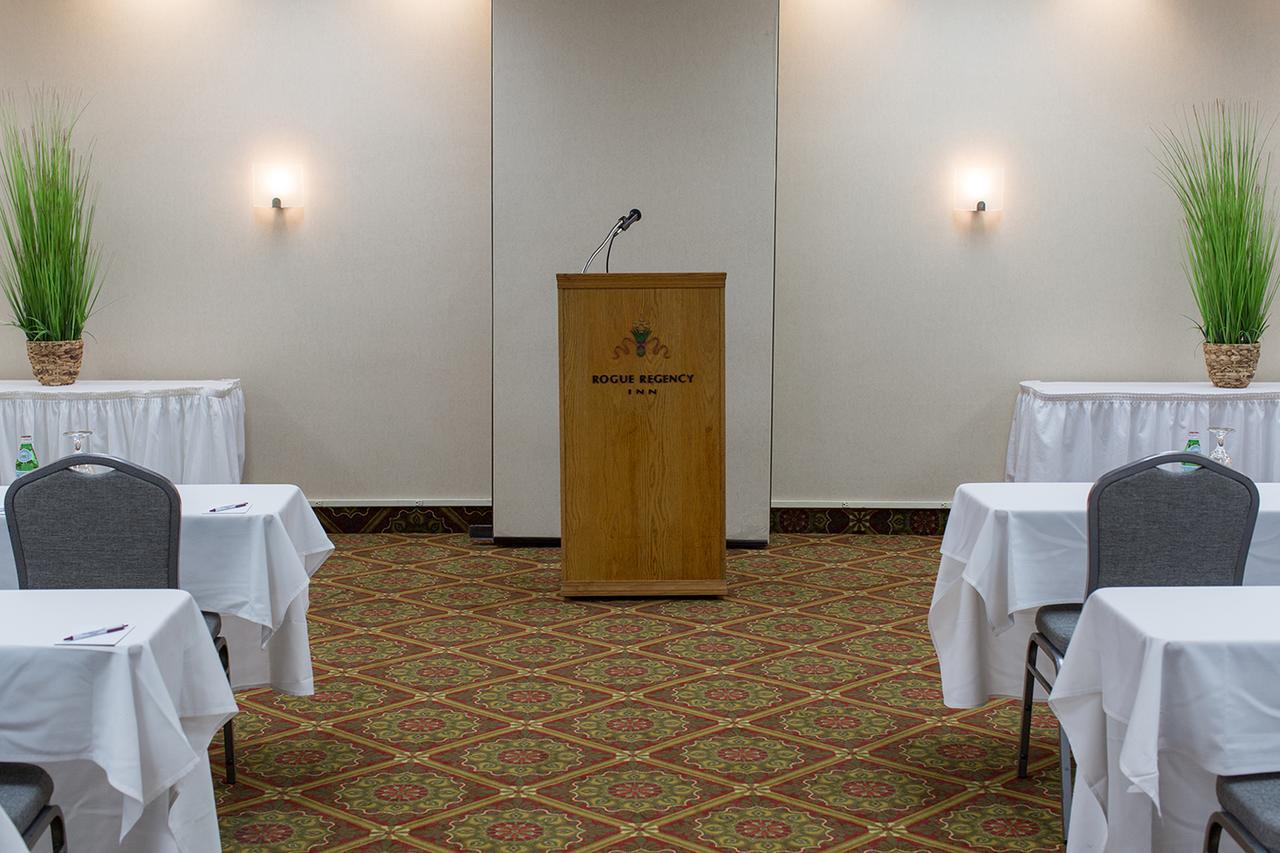 Rogue Regency Inn & Suites Medford Bagian luar foto