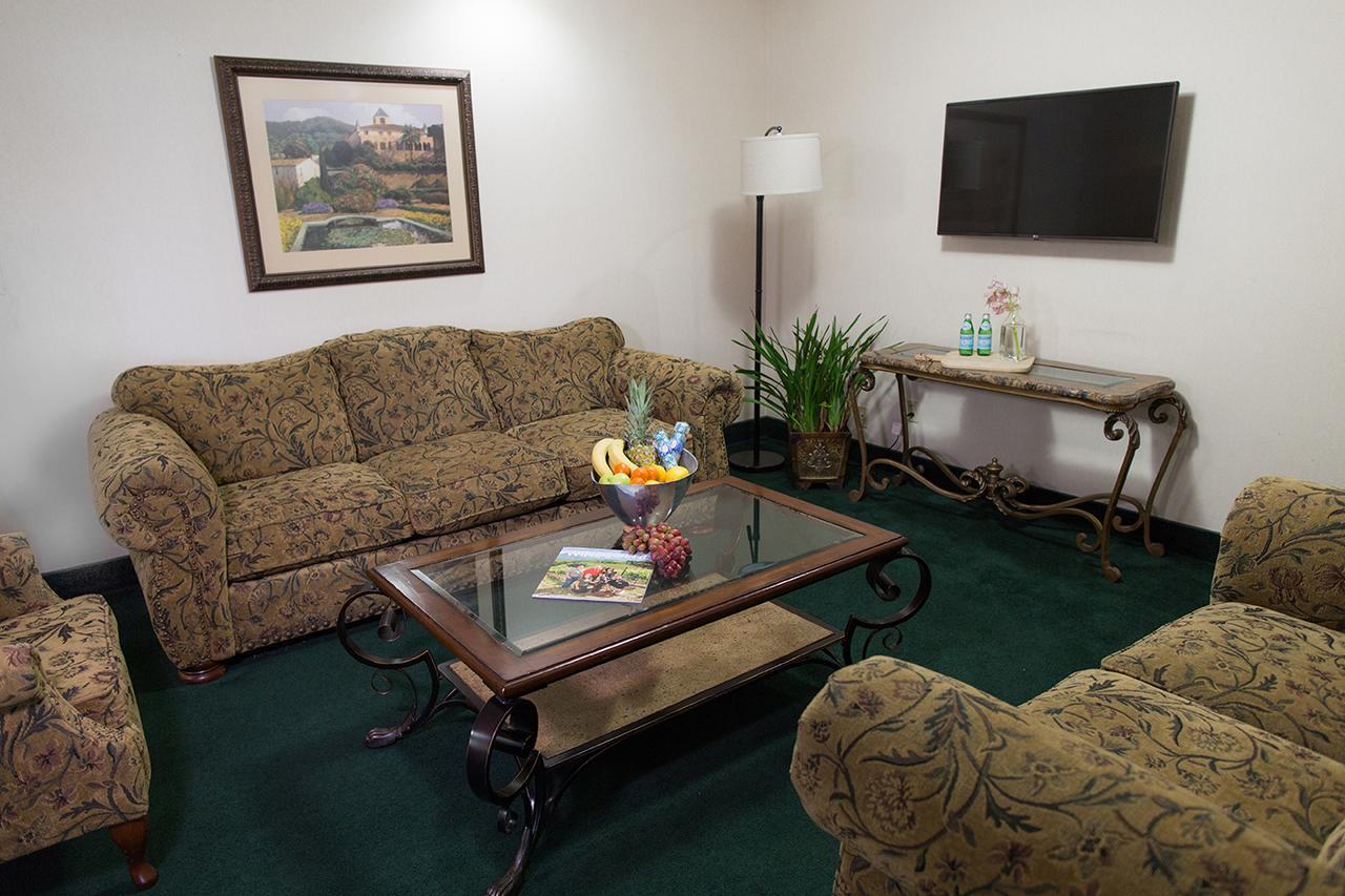 Rogue Regency Inn & Suites Medford Bagian luar foto