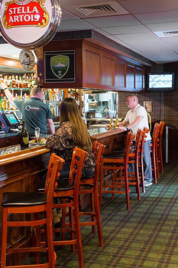Rogue Regency Inn & Suites Medford Bagian luar foto