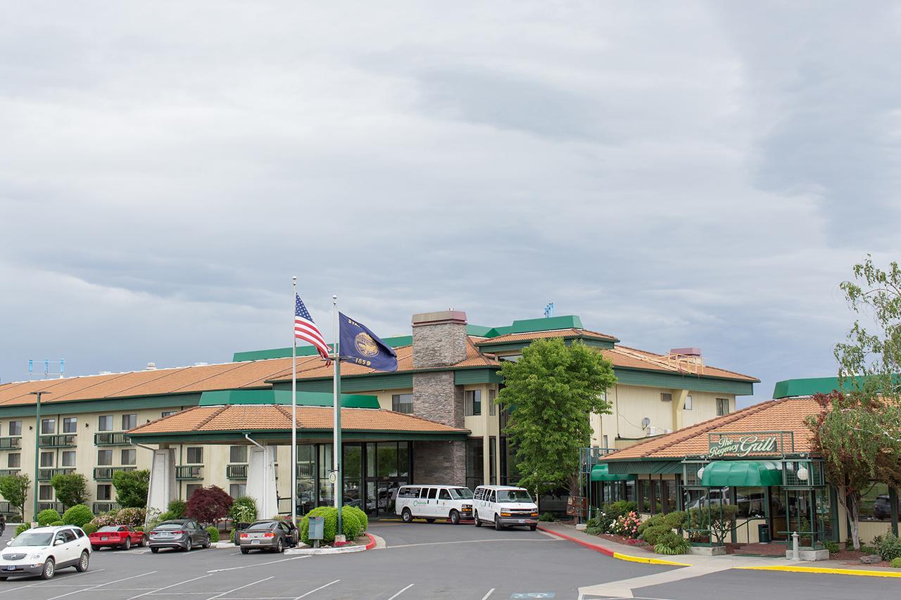 Rogue Regency Inn & Suites Medford Bagian luar foto