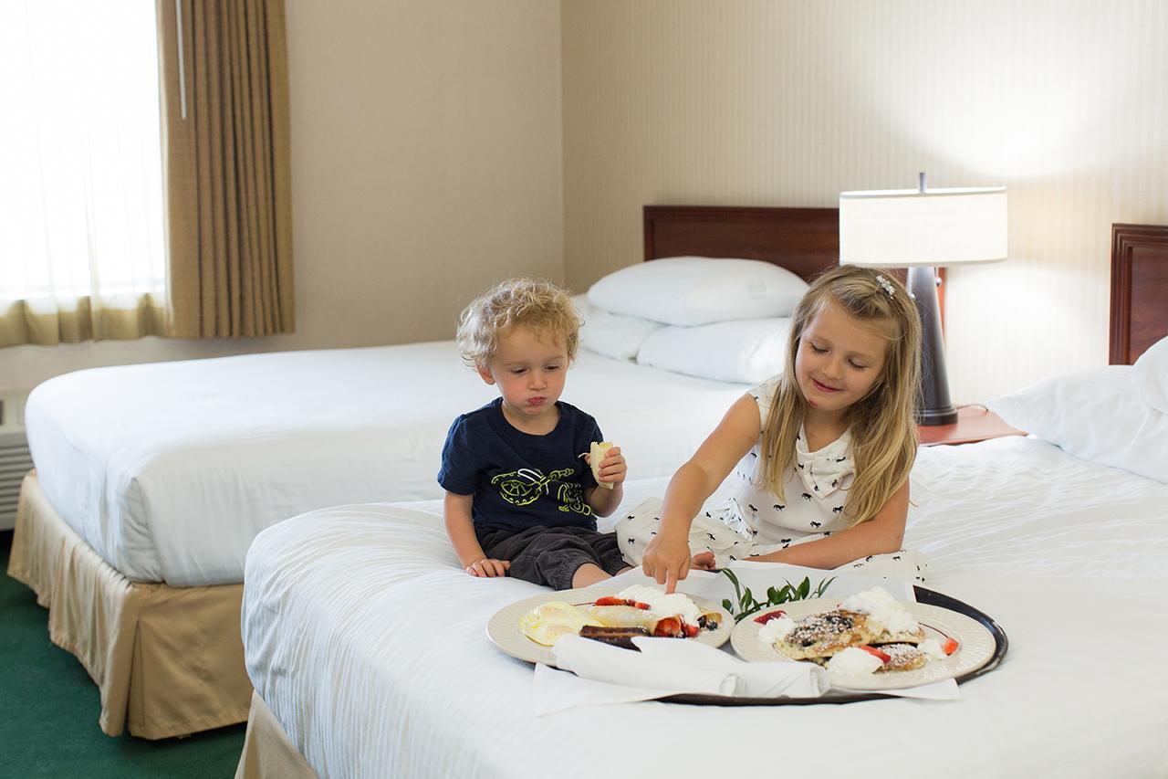 Rogue Regency Inn & Suites Medford Bagian luar foto