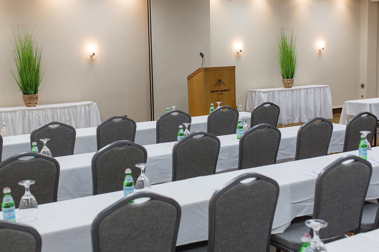 Rogue Regency Inn & Suites Medford Bagian luar foto