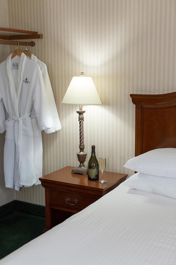 Rogue Regency Inn & Suites Medford Bagian luar foto