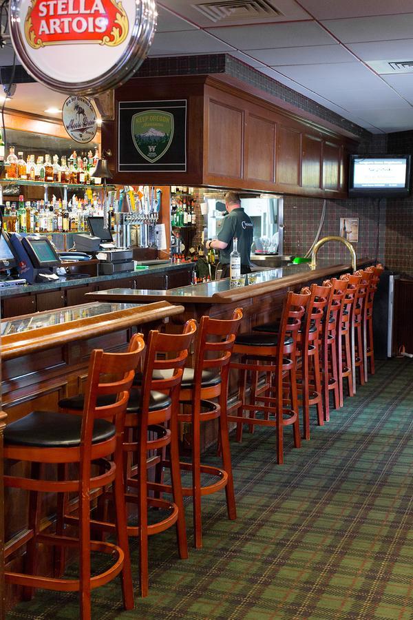 Rogue Regency Inn & Suites Medford Bagian luar foto