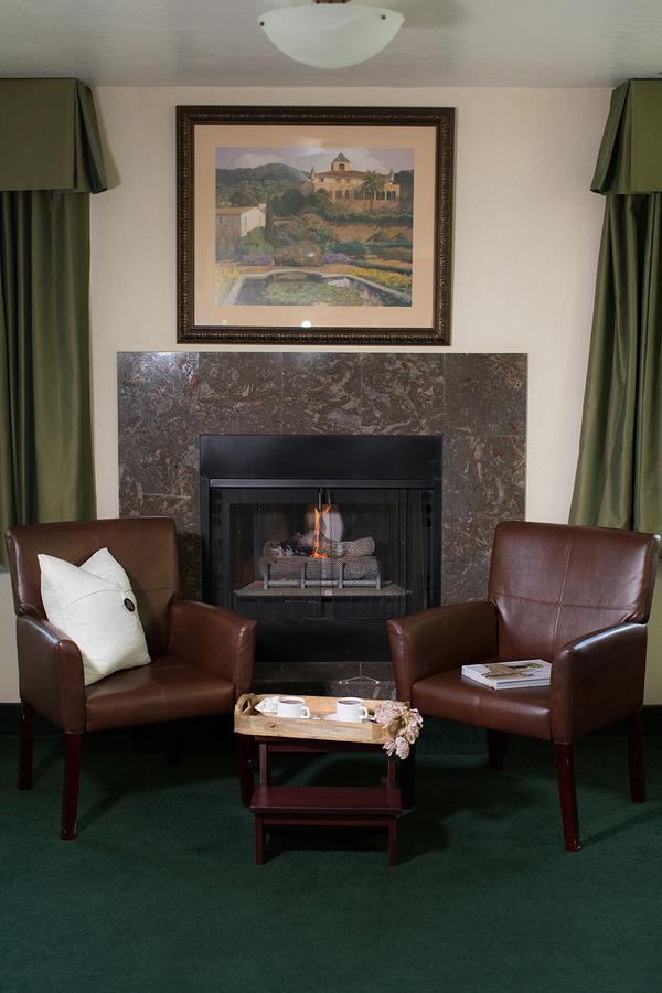 Rogue Regency Inn & Suites Medford Bagian luar foto