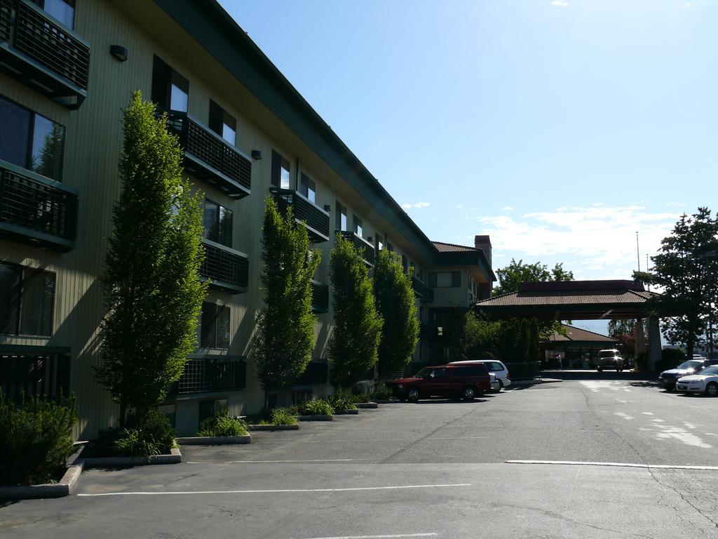 Rogue Regency Inn & Suites Medford Bagian luar foto